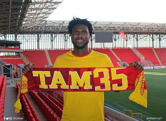 Brown Ideye poses with a Goztepe scarf