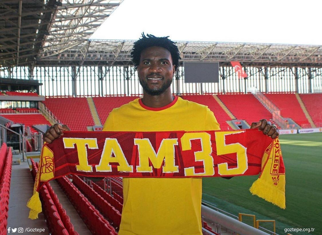 Brown Ideye poses with a Goztepe scarf